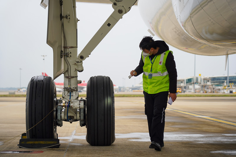 Әлемдегі алғашқы отандық C919 ұшағы Хайкоу Мейлан халықаралық әуежайына жетті