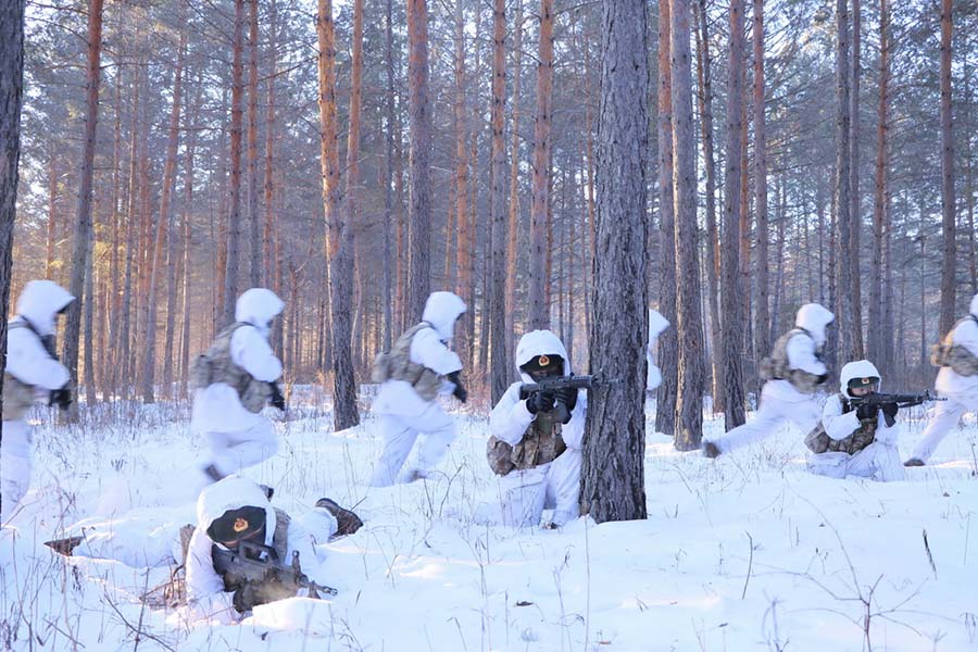 Сарбаздар Жаңа жылдық жаттығуын бастады