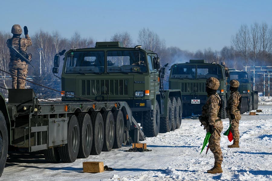 Сарбаздар Жаңа жылдық жаттығуын бастады