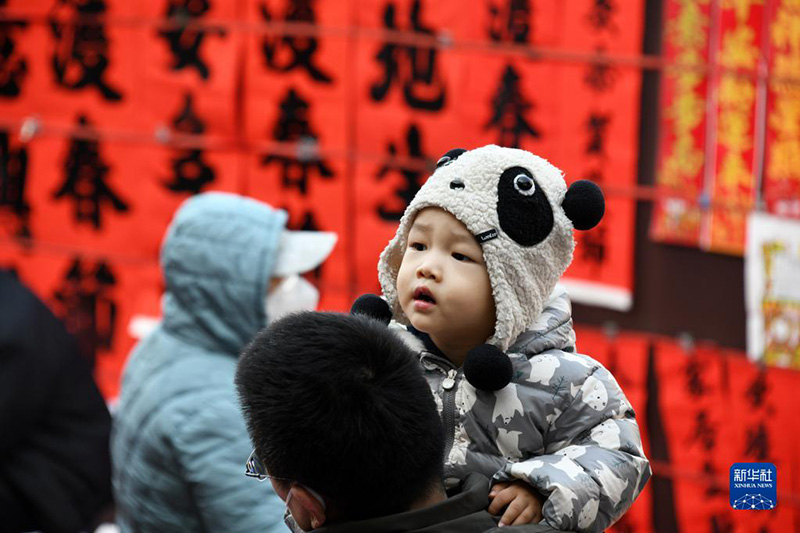 Көктем мерекесі қарсаңында Циндаодың жүз жылдық базарында сауда қызды