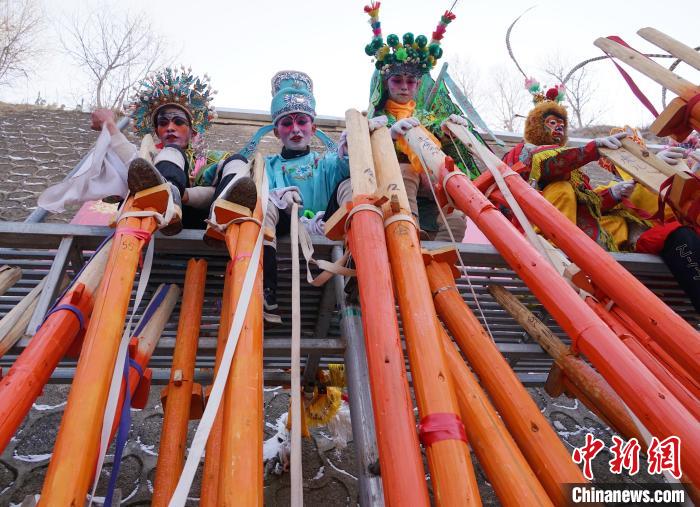 Цинхай халық арасындағы 3 метрлік ағашаяқтармен жүретін ойын жұрт назарын аударды