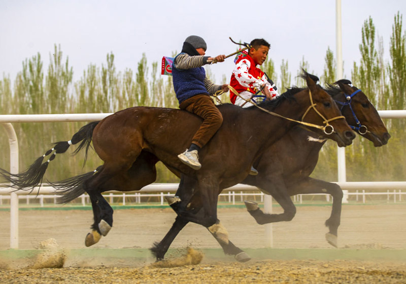 Ганьсу өлкесінің Ақсай ауданында дүбірлі бәйге өтті