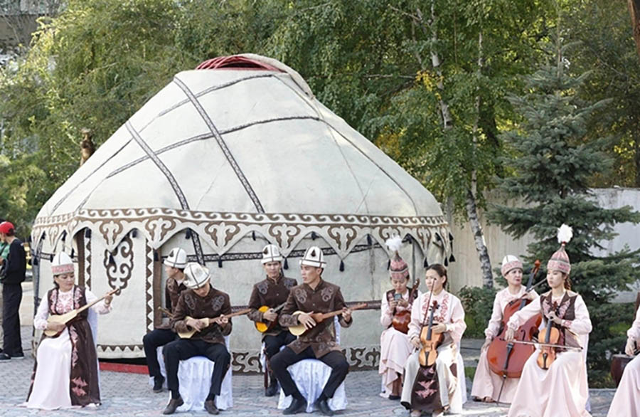 Қырғыздың ұлттық киімді музыканттары Қырғызстанның астанасы Бішкекте дәстүрлі музыкалық аспаптармен ойын қоюда