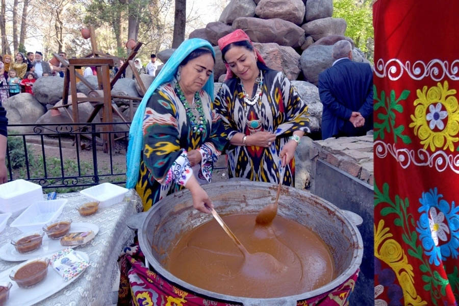 Тәжікстанның астанасы Душанбеде тұрғындар дәстүрлі тағамдар дайындауда