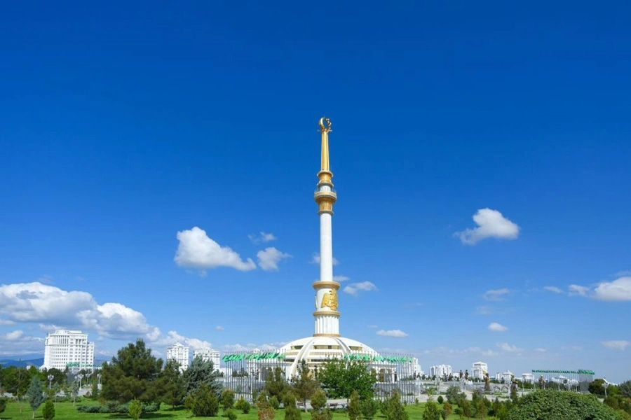Түрікменстанның астанасы Ашхабадтағы Тәуелсіздік бағанасы