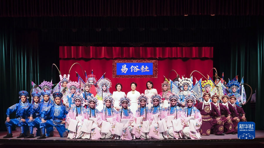 Пэн Лиюань мен «Қытай—Орталық Азия» саммитіне қатысқан шетелдік көшбасшылардың жұбайлары Сианьдағы тарихи театрға барды