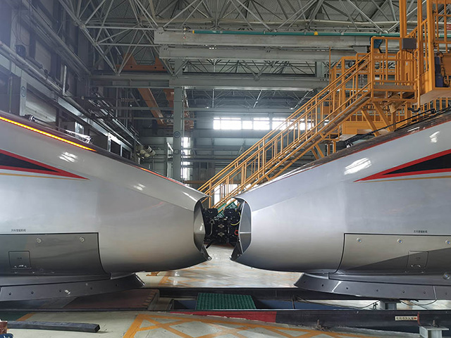 Fuxing emu пойызы  CRRC Changchun Railway Vehicles компаниясының өндірістік цехында құрастырылып болды