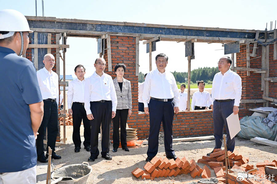 Си Цзиньпин Хэйлунцзян өлкесінің Шанчжи қаласындағы апаттан зардап шеккен тұрғындарға хал сұрай барды