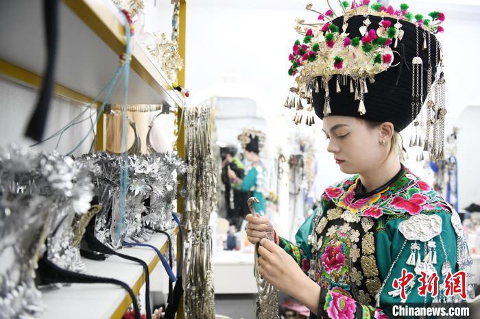 Шетелдік келін Фэнхуан ежелгі қала мен Мяо ұлттық киімнің насихаттаушысы болды