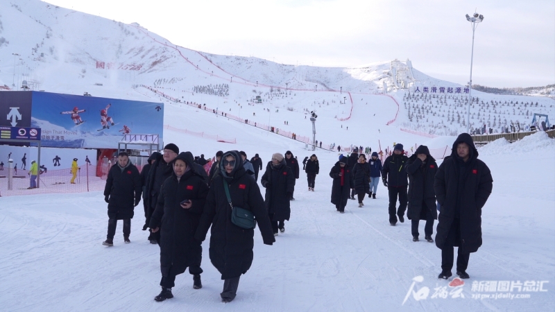 Шетелдік тілшілер Шыңжаңның Алтай аймағына барды