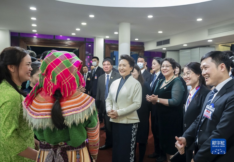 Пэн Лиюань Вьетнам Коммунистік партиясы Орталық Комитетінің Бас хатшысының ханымымен бірге Вьетнам әйелдер музейін аралады