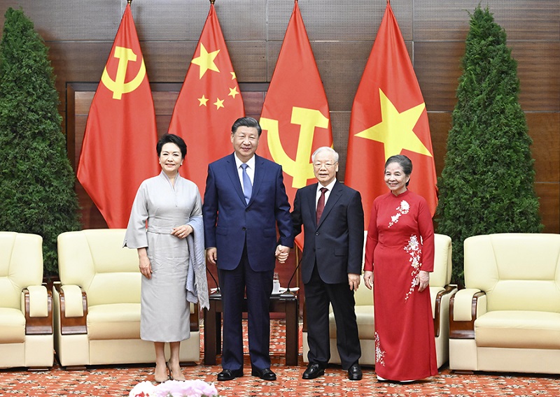 Си Цзиньпин жұбайымен бірге Вьетнам Коммунистік партиясы Орталық Комитетінің Бас хатшысы Нгуен Фу Чонгпен және оның ханымымен қоштасты