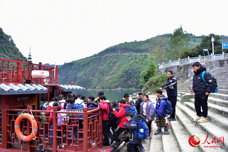 Чунцин Юянда оқушыларға арналған қайық пайдалануға берілді