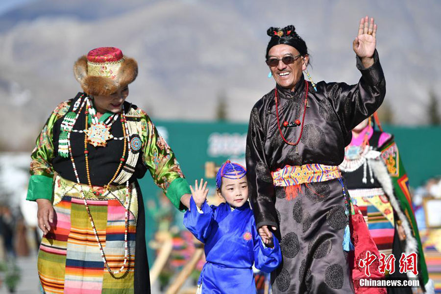Лхаса, Сицзан: Потала сарай алаңында ұйымдастырылған тибеттік костюмдер шоуы