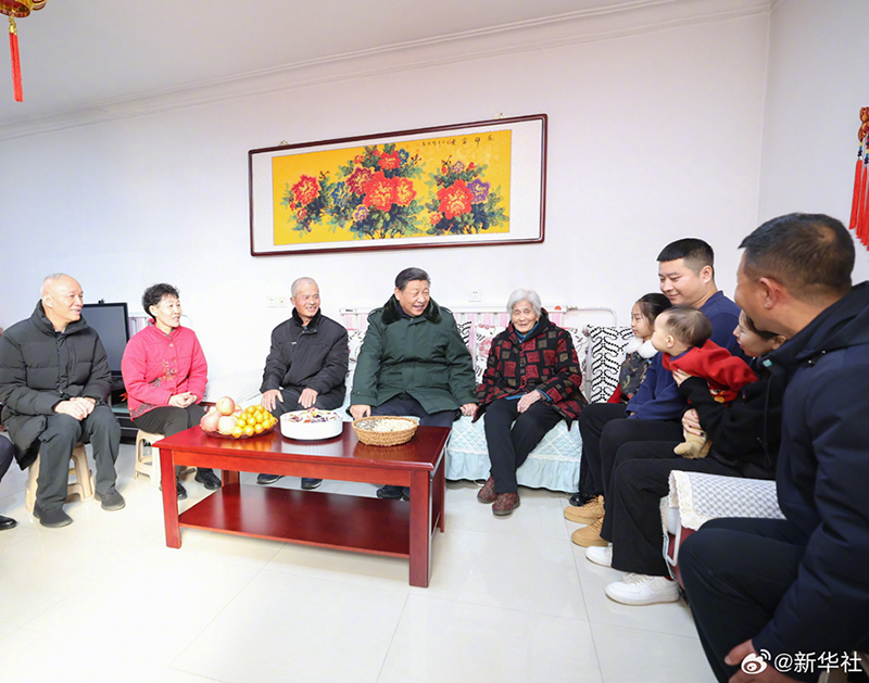 Си Цзиньпин көктем мерекесі қарсаңында Тяньцзиньдегі негізгі сатыдағы қызметкерлер мен бұқарадан хал-жағдай сұрады