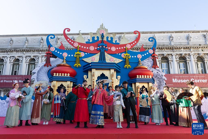Қытай дәстүрлі киімдері Венеция карнавалында бой көрсетті
