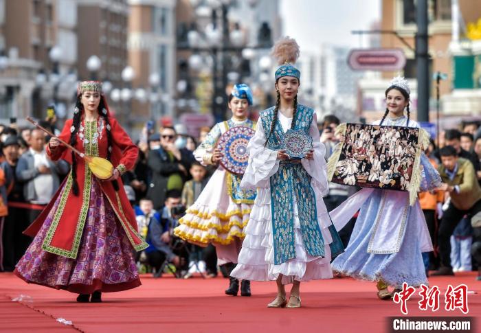 Ақалтеке Шыңжаң халықаралық үлкен базарында көрсетілді