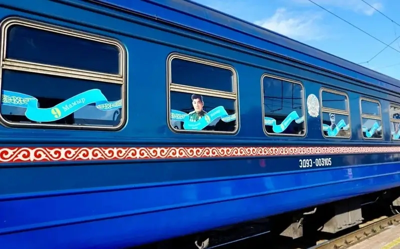 Қазақстан батырларының суреттерімен безендірілген пойыз Астанадан жолға шықты