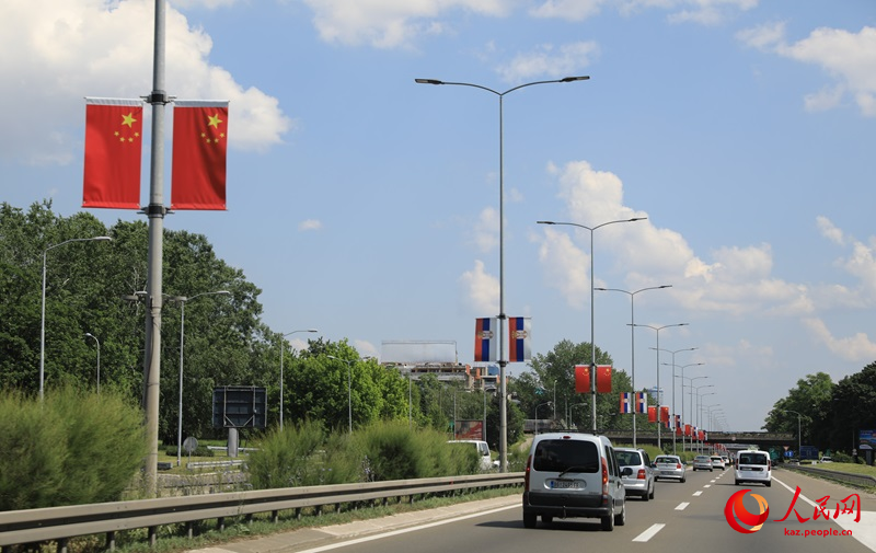 Сербияның көптеген орындарына қытай тулары мен қарсы алу ленталары ілінді