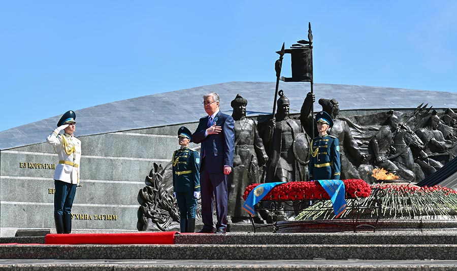 ҚР Президенті Қасым-Жомарт Тоқаев «Отан Ана» монументіне гүл шоғын қойды