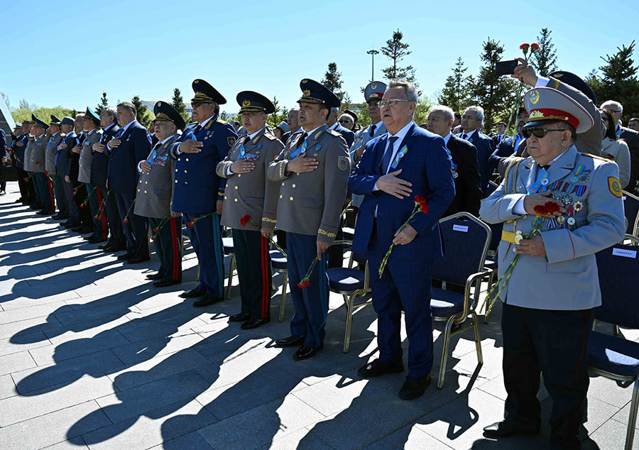 ҚР Президенті Қасым-Жомарт Тоқаев «Отан Ана» монументіне гүл шоғын қойды