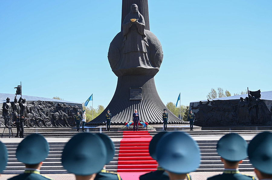 ҚР Президенті Қасым-Жомарт Тоқаев «Отан Ана» монументіне гүл шоғын қойды