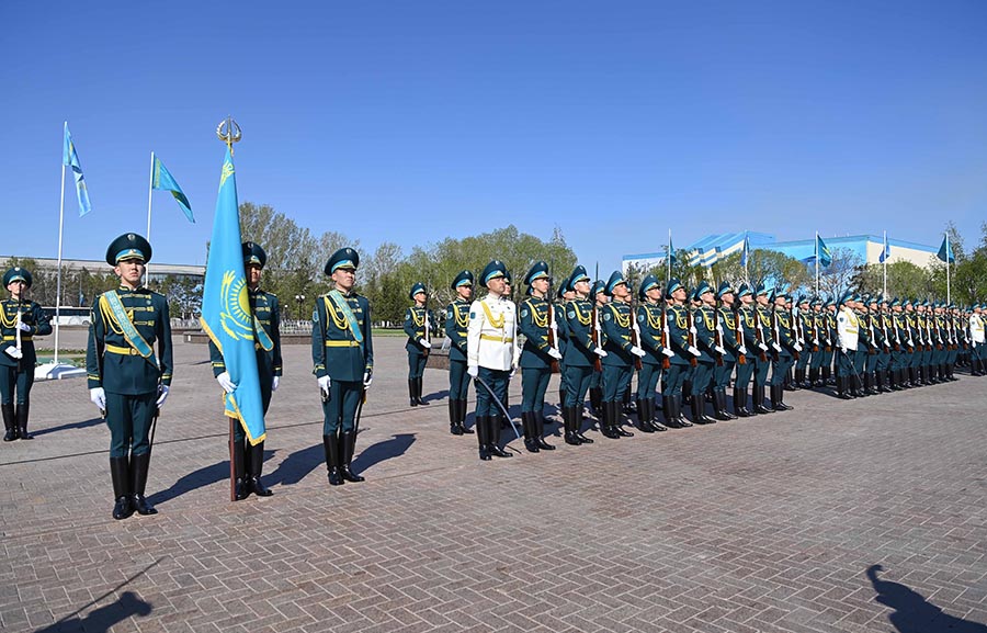 ҚР Президенті Қасым-Жомарт Тоқаев «Отан Ана» монументіне гүл шоғын қойды