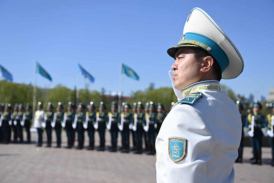 ҚР Президенті Қасым-Жомарт Тоқаев «Отан Ана» монументіне гүл шоғын қойды