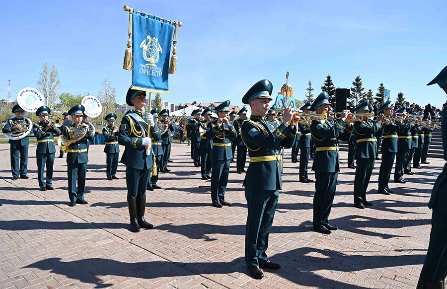 ҚР Президенті Қасым-Жомарт Тоқаев «Отан Ана» монументіне гүл шоғын қойды