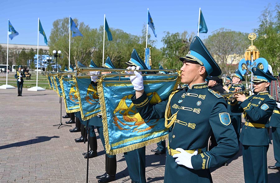 ҚР Президенті Қасым-Жомарт Тоқаев «Отан Ана» монументіне гүл шоғын қойды