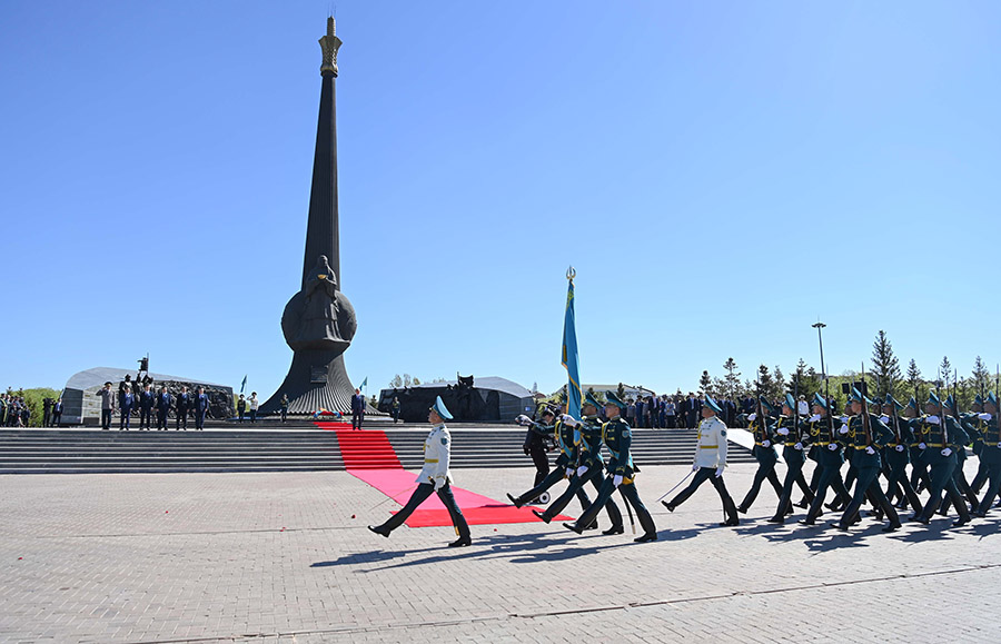 ҚР Президенті Қасым-Жомарт Тоқаев «Отан Ана» монументіне гүл шоғын қойды