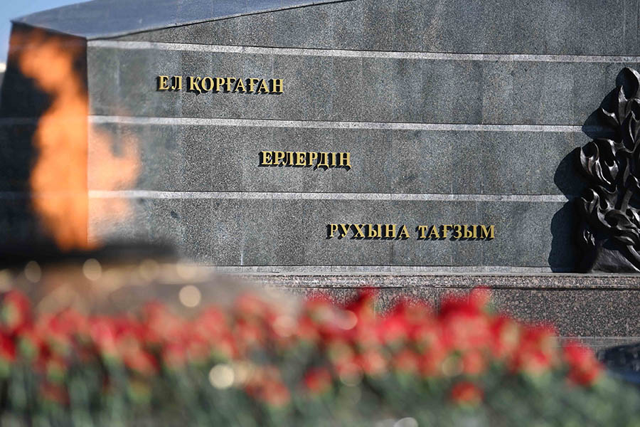 ҚР Президенті Қасым-Жомарт Тоқаев «Отан Ана» монументіне гүл шоғын қойды
