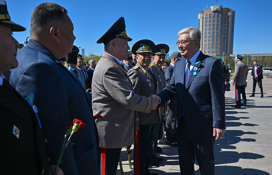 ҚР Президенті Қасым-Жомарт Тоқаев «Отан Ана» монументіне гүл шоғын қойды