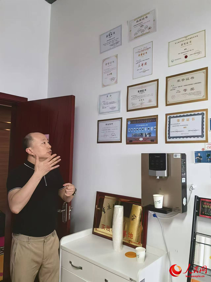 Есту қабілеті нашар кәсіпкер Тянь Ие және оның серіктестері