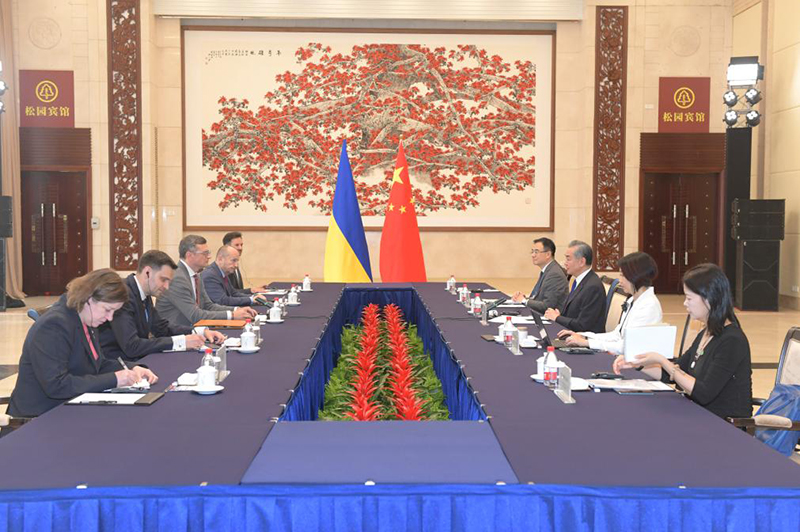 Ван И Украинаның Сыртқы істер министрі Дмитрий Кулебамен келіссөздер жүргізді