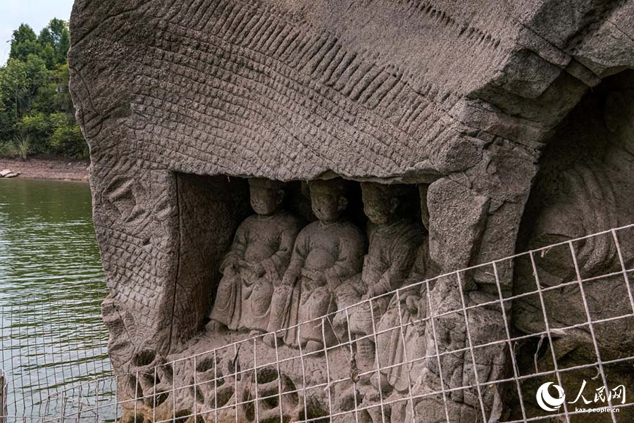 Су қоймасындағы су деңгейі төмендеп, мыңжылдық мүсіндер көрінді