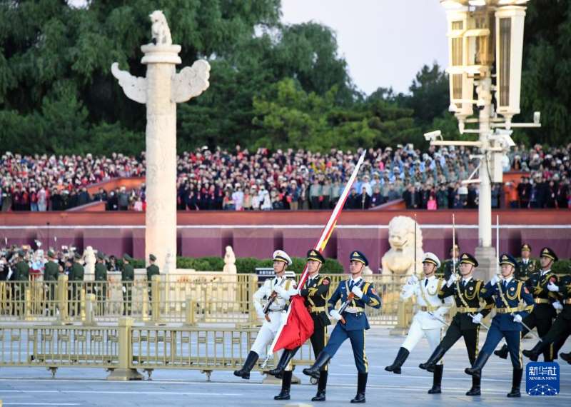 Тяньаньмэнь алаңында Мемлекеттік мерекенің туын көтеру рәсімі өтті
