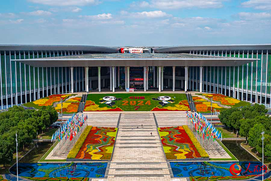 Шанхай: импорт көрмесіне орай алуан түрлі гүлдермен көмкерілді