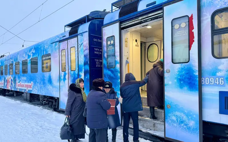 Астанада мерекелік тақырыпта безендірілген Жаңа жылдық электропойыз жолға шықты