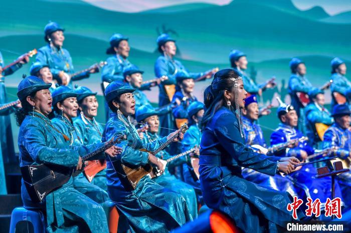 Үрімжіде «Батырлар жыры · Халықтың материалдық емес мәдени мұрасы – 2025 жаңа жылдық эпикалық арнайы кеш» өтті