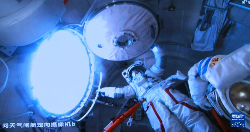 Шэньчжоу-20 ғарышкерінің экипажы екінші рет кабинадан шығу жоспарын сәтті аяқтады
