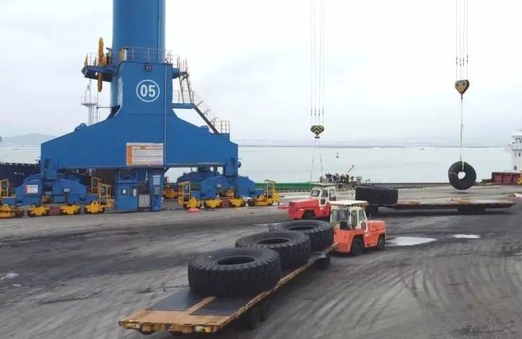 Фуцзянь Путянь порты алғаш рет әлемдегі ең үлкен «толық болаттан жасалған алып шинаны» экспорттады
