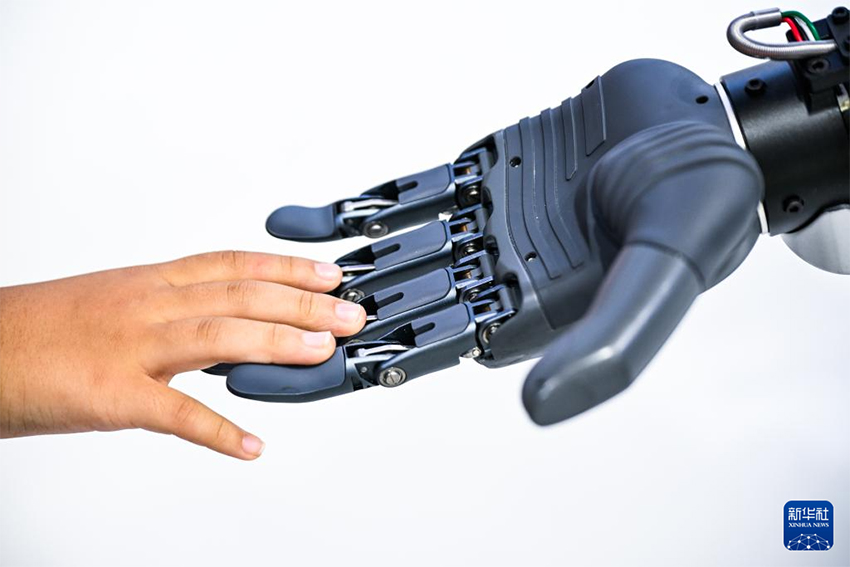 Ақылды өнеркәсіп көрмесіндегі гуманоидты роботтар