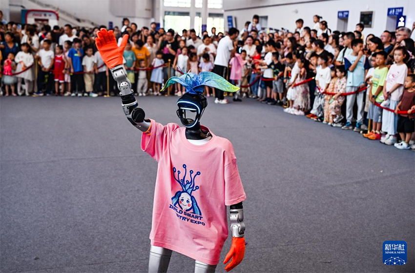 Ақылды өнеркәсіп көрмесіндегі гуманоидты роботтар