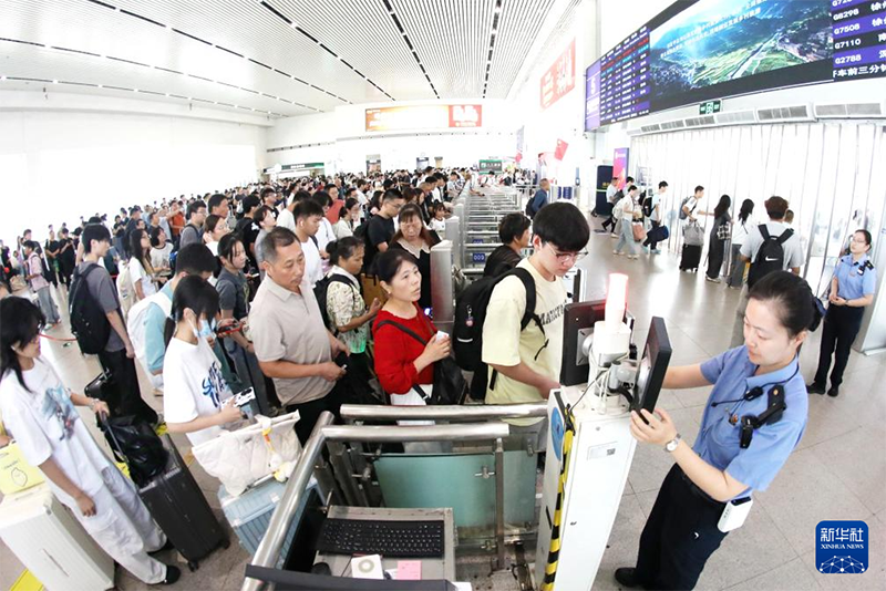 Қытайда қос мереке кезінде өңір аттаған жолаушылар саны 2,4 миллиардтан асты