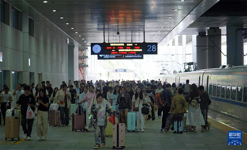 Қытайда қос мереке кезінде өңір аттаған жолаушылар саны 2,4 миллиардтан асты