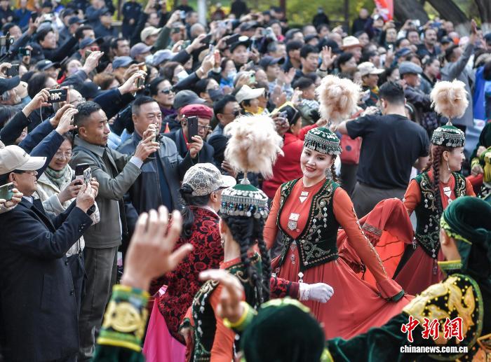 Қытайдың алғашқы Шыңжаң халық өнері маусымының үздік бағдарламасы Үрімжіде қойылды