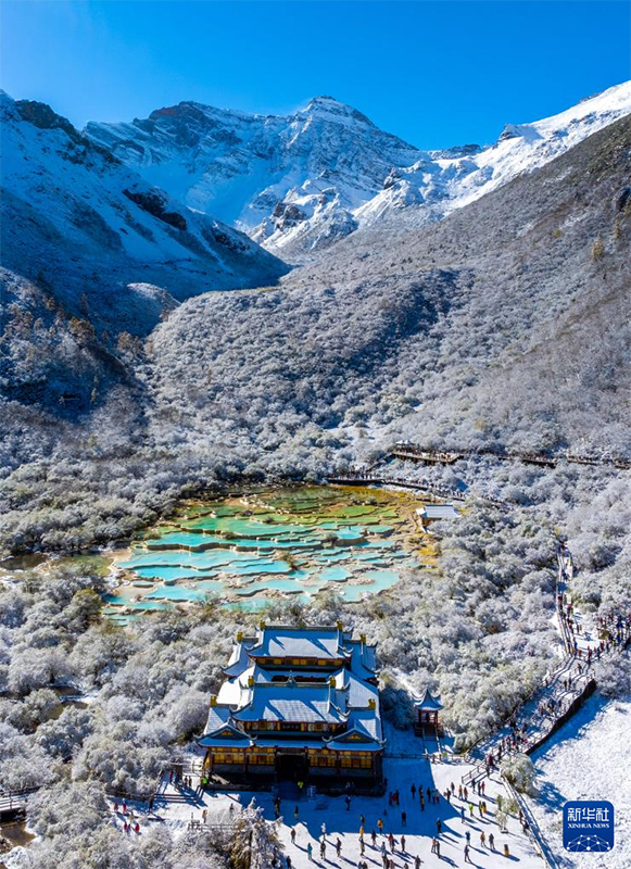 Сычуаньның Хуанлун көркем аймағында алғашқы қар жауды