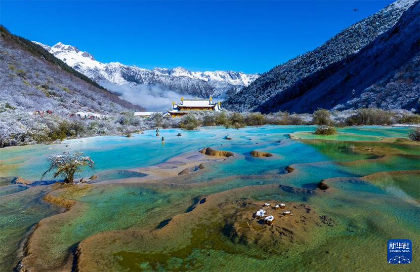 Сычуаньның Хуанлун көркем аймағында алғашқы қар жауды