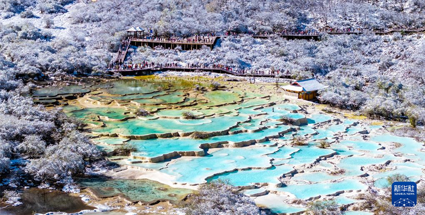 Сычуаньның Хуанлун көркем аймағында алғашқы қар жауды